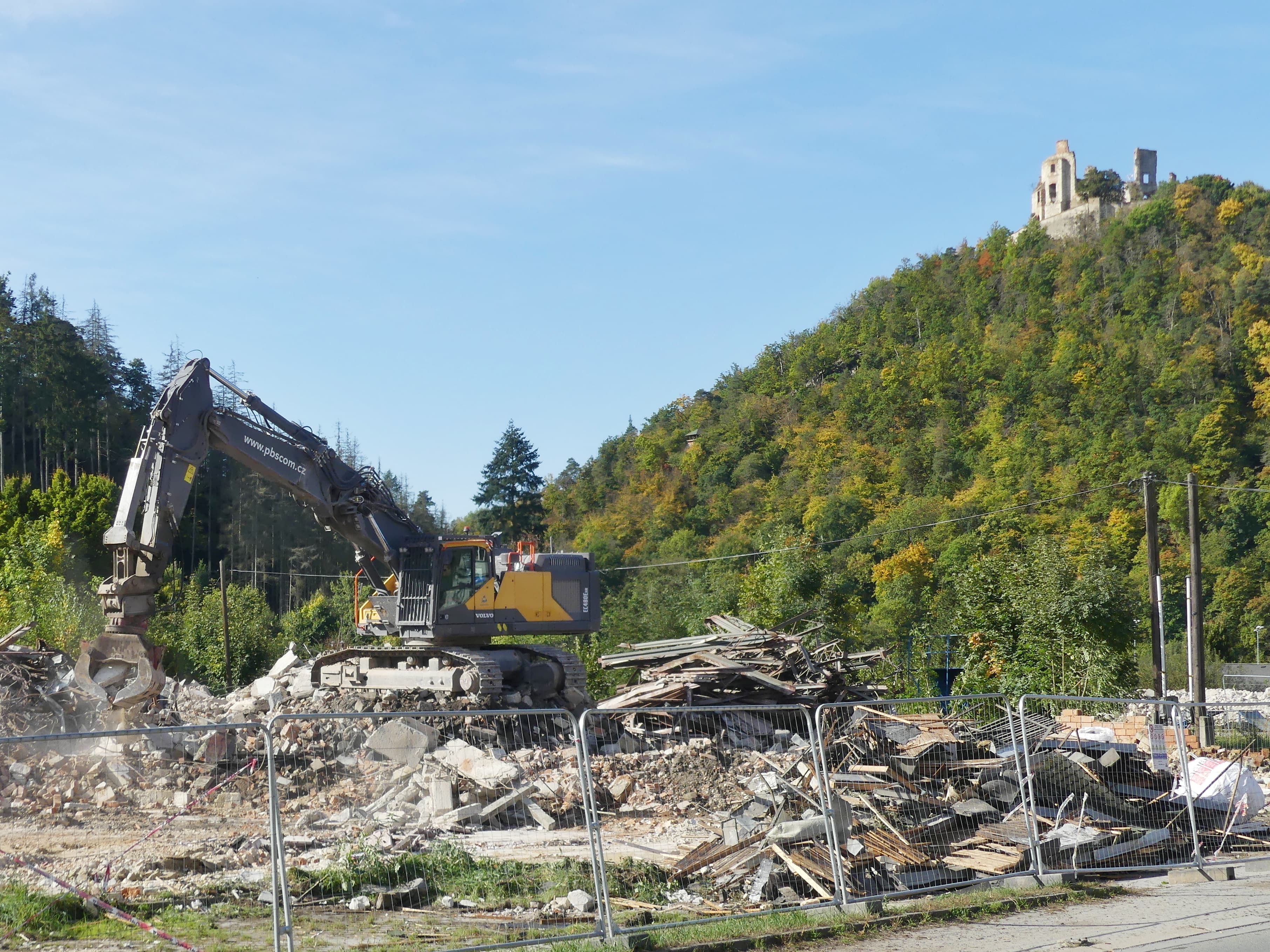 Starší bourací práce v areálu Červená zahrada, kde by dnes měla začít vznikat sportovní hala